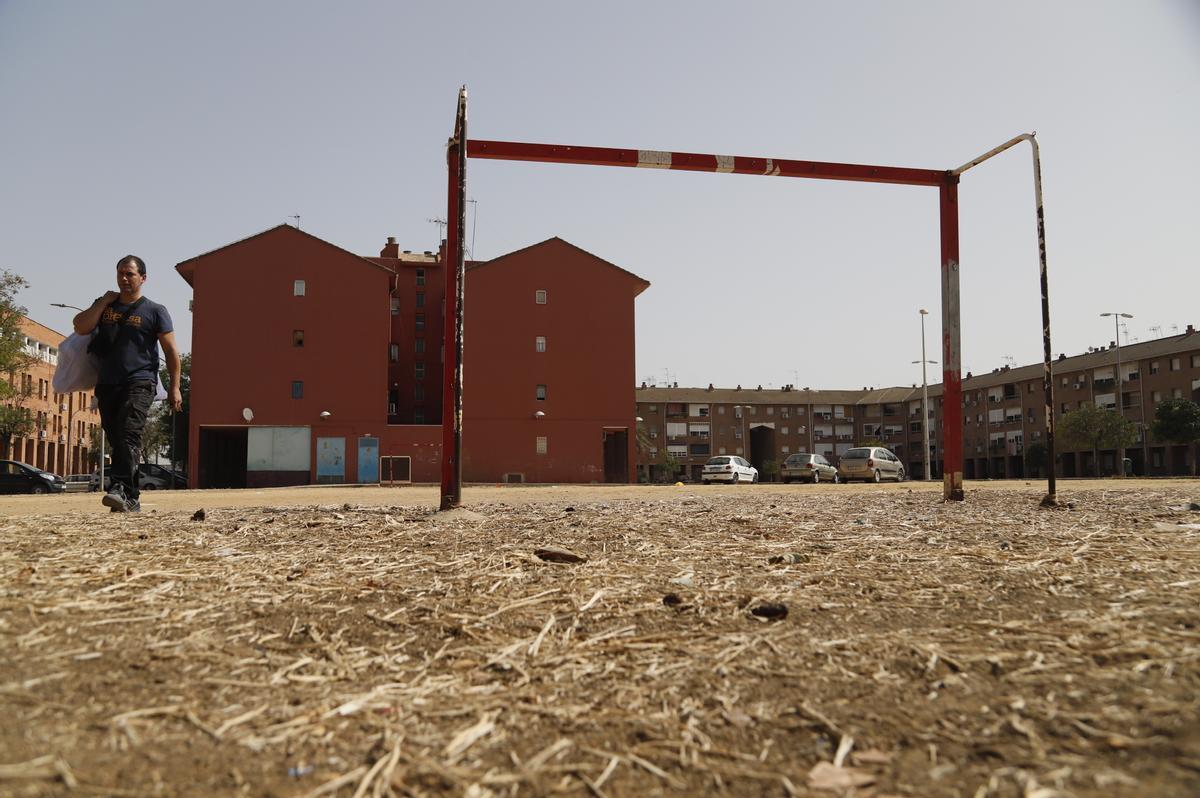 Las instalaciones deportivas en Las Palmeras son precarias.