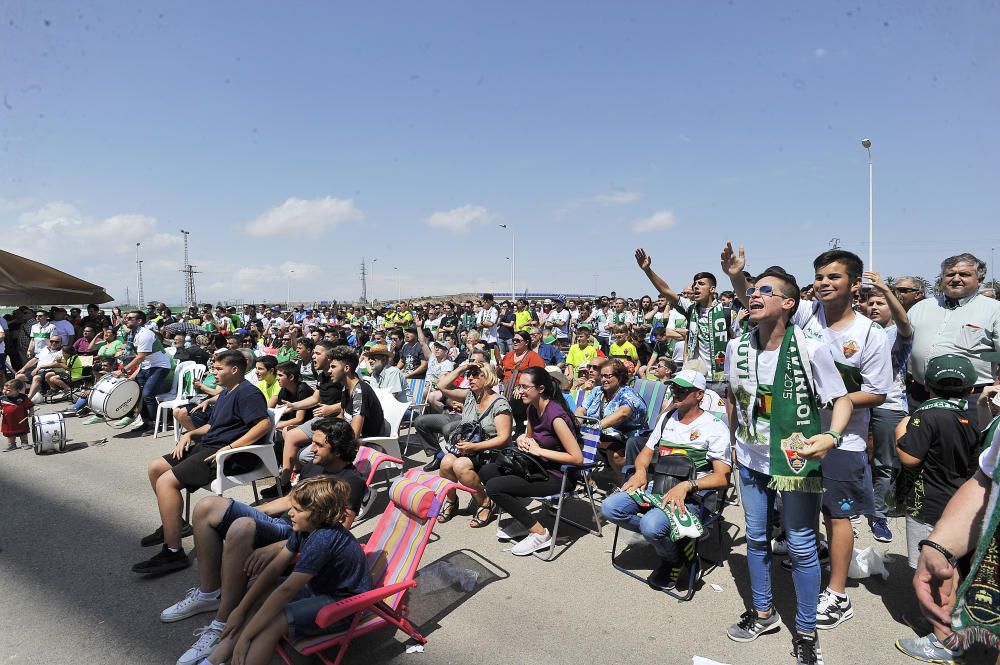 Unos mil aficionados ven el triunfo del Elche en pantalla gigante junto al estadio Martínez Valero