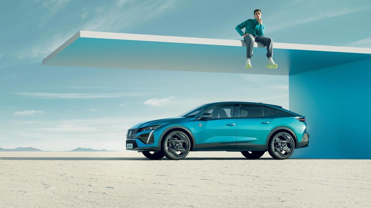 Con una atractiva silueta que combina SUV, berlina y coupé el nuevo modelo francés se instala entre 3008 y 508 para ofrecer mucho espacio y un alto confort