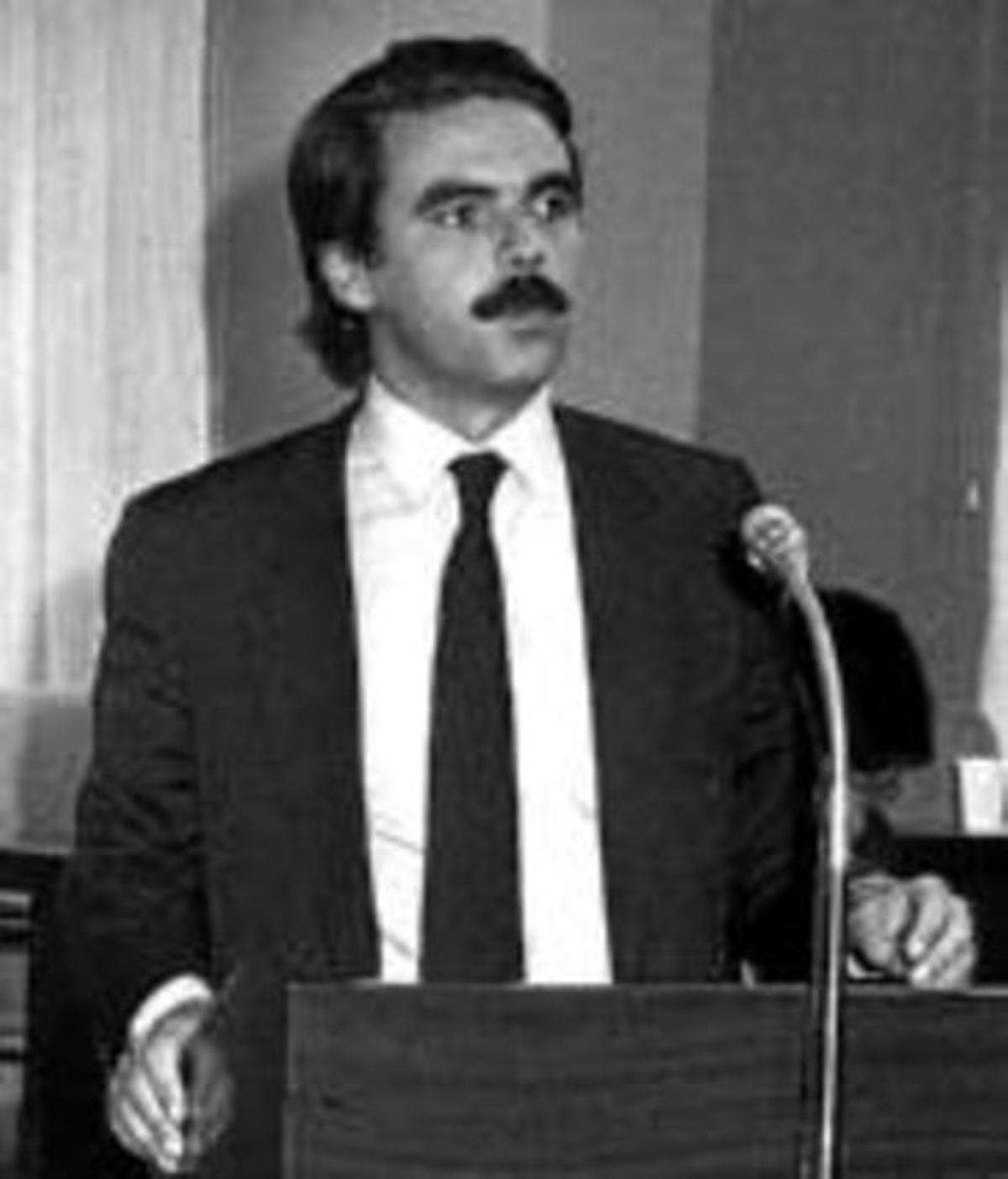 JOSÉ MARÍA AZNAR. Va començar a assajar l’estratègia de persecució implacable el 1986, sent líder de l’oposició a Castella i Lleó i amb Demetrio Madrid, llavors president autonòmic, com a diana. JOSÉ MARÍA AZNAR. Va començar a assajar l’estratègia de persecució implacable el 1986, sent líder de l’oposició a Castella i Lleó i amb Demetrio Madrid, llavors president autonòmic, com a diana.