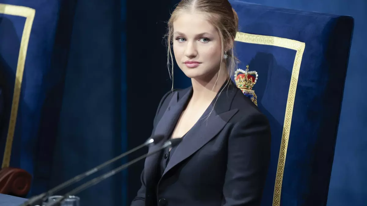 Ni rojas ni rosas, esta es la manicura que siempre lleva la princesa Leonor (y es perfecta tengas 20 o 50)