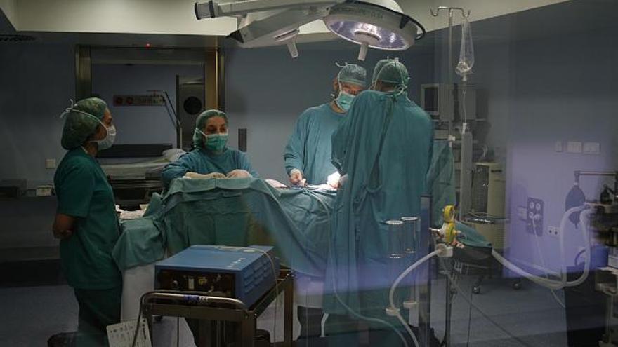 Un quirófano del Centro Médico de Zamora, durante una operación.