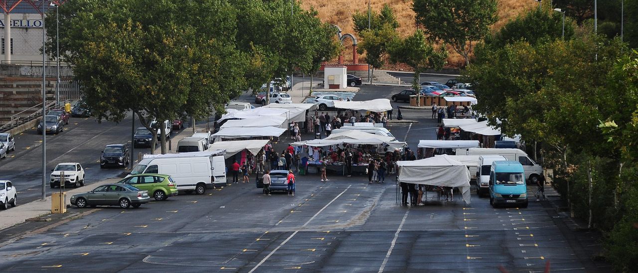 Mercadillo en el ferial de Plasencia, con pocos puestos, en una imagen de septiembre.