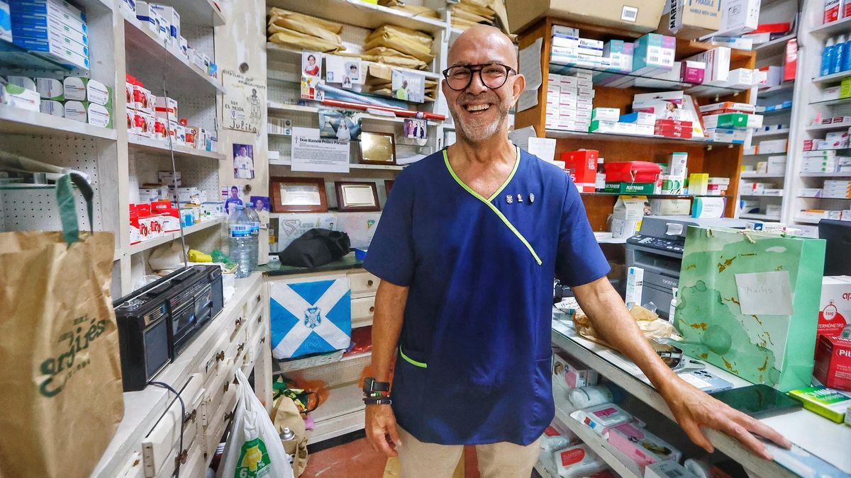 Julio Fuentes en 'El rincón de Julio' de la Farmacia Peláez