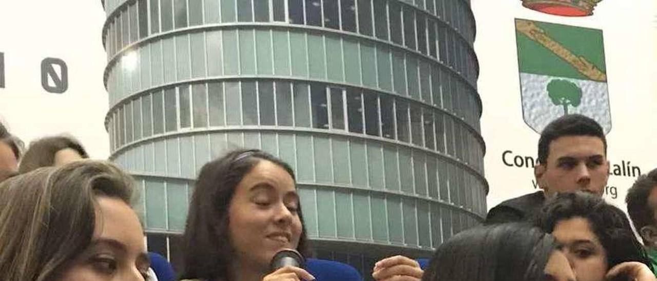Andrea F. Hermida (con el micrófono) y Priscila Reamozo (dcha.), durante el curso de verano de la USC.