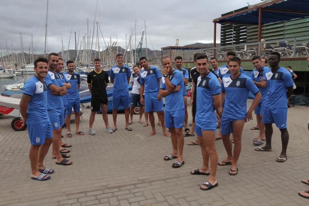 Los jugadores del FC Cartagena en el Club de Regat