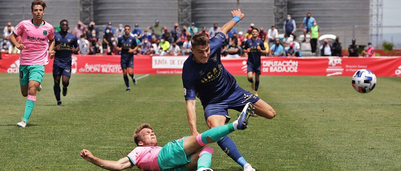 Jordi Sánchez es derribado por un jugador del Barcelona B en el encuentro del pasado fin de semana. | LA OTRA FOTO