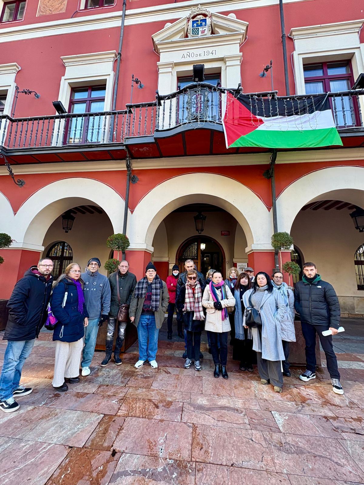 Una representación de los vecinos de la calle José Álvarez Valdéz, en el barrio de El Puente, ante el Ayuntamiento de Langreo