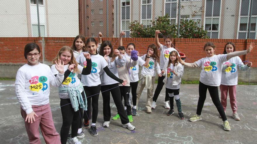 Alumnas de 4º curso durante os xogos no recreo deste luns, no CEIP O Couto.