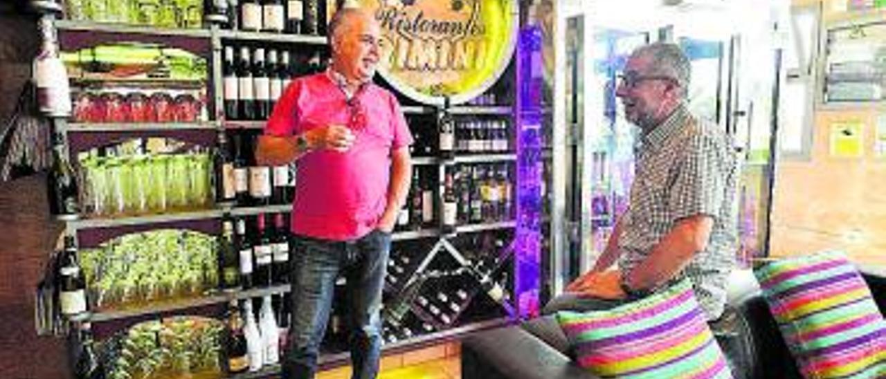 Juan Lozano y José Cerván en la bodega del restaurante Rimini.