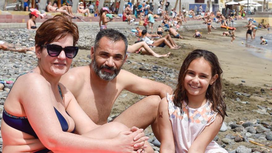 Por la izquierda, Sandra, Javier y Marta, residentes en Vecindario, disfrutaron ayer en Playa de Arinaga.