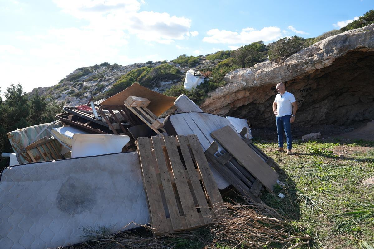 Vaciado de una de las cuevas para su clausura