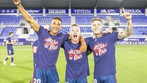 Jordi Mboula (izquierda) y Sergio Gómez (centro) durante la celebración del ascenso del Huesca