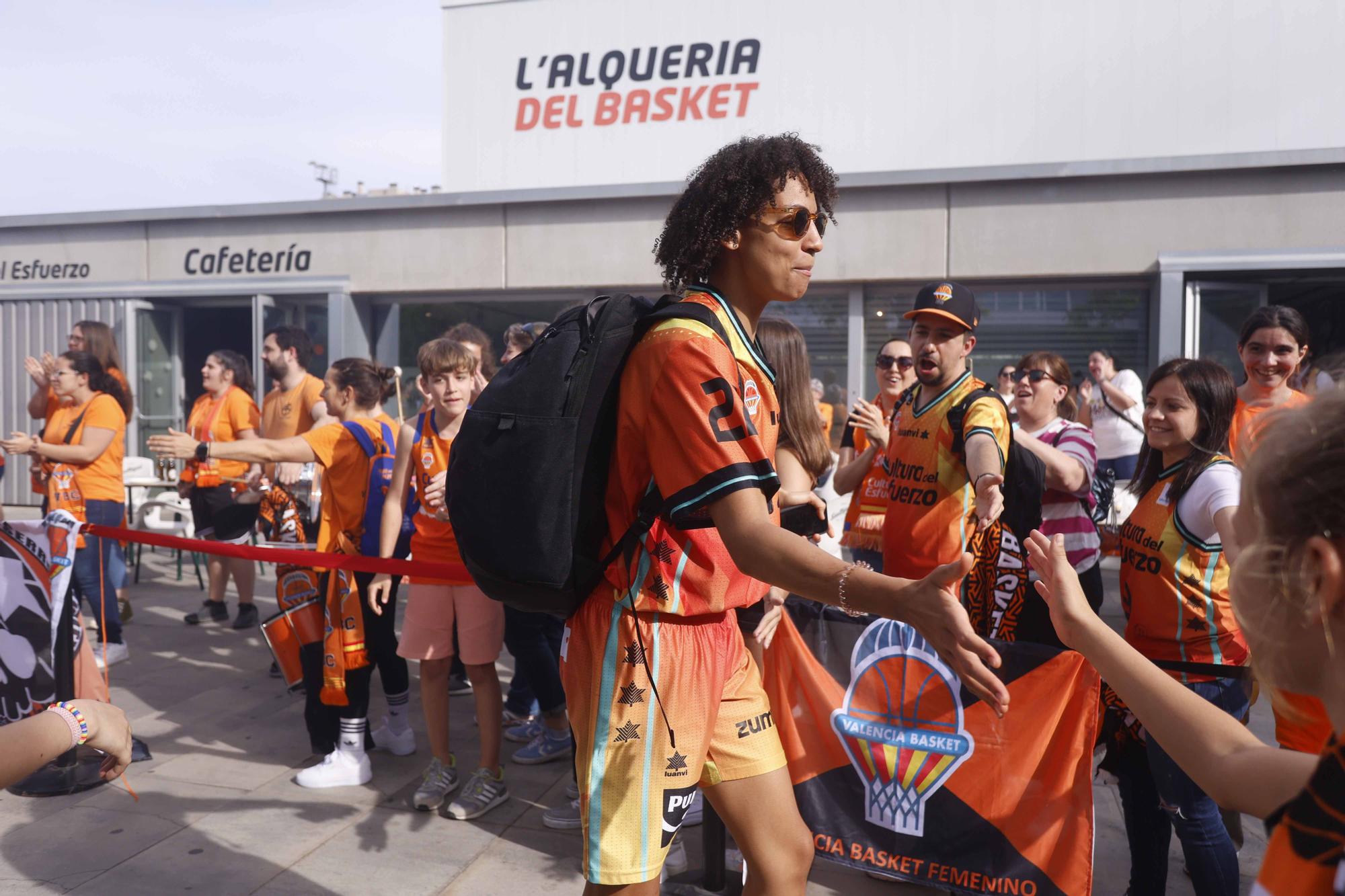 Así fue el recibimiento de los aficionados de Valencia Basket  antes de enfrentarse al  Perfumerías