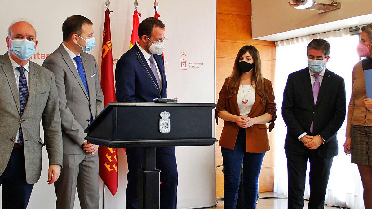 Los concejales del PP, ayer, en la rueda de prensa del edificio Moneo. | EVA MOYA