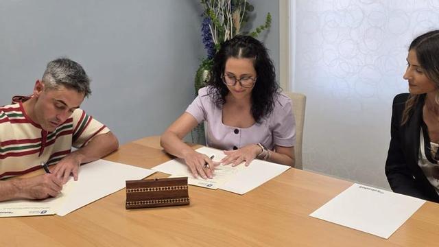 Firma del convenio de colaboración entre el Ayuntamiento de Ejea de los Caballeros y Banco Sabadell.