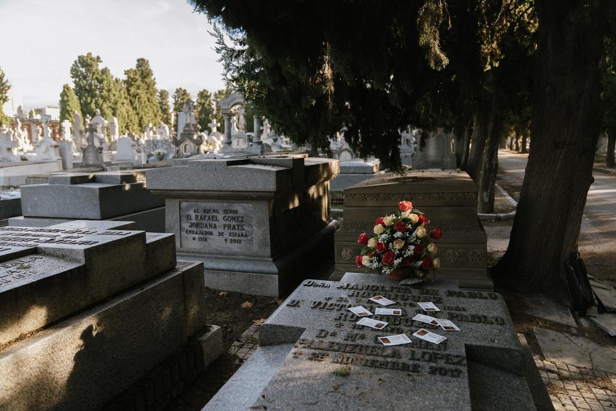 En La Almudena se encuentran enterrados también Pío Baroja, Cecilia, Almudena Grandes, Vicente Aleixandre y Lola Flores, entre otros.