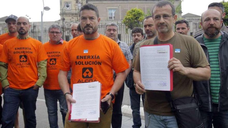 Trabajadores de la fábrica coruñesa de Alcoa frente a la sede de la Xunta, en Santiago.