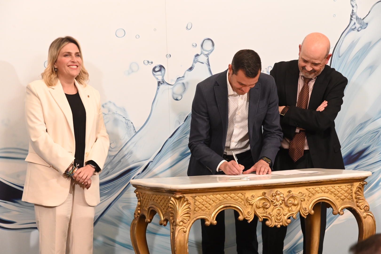 Firma de la adhesión al Consorcio Provincial de Aguas