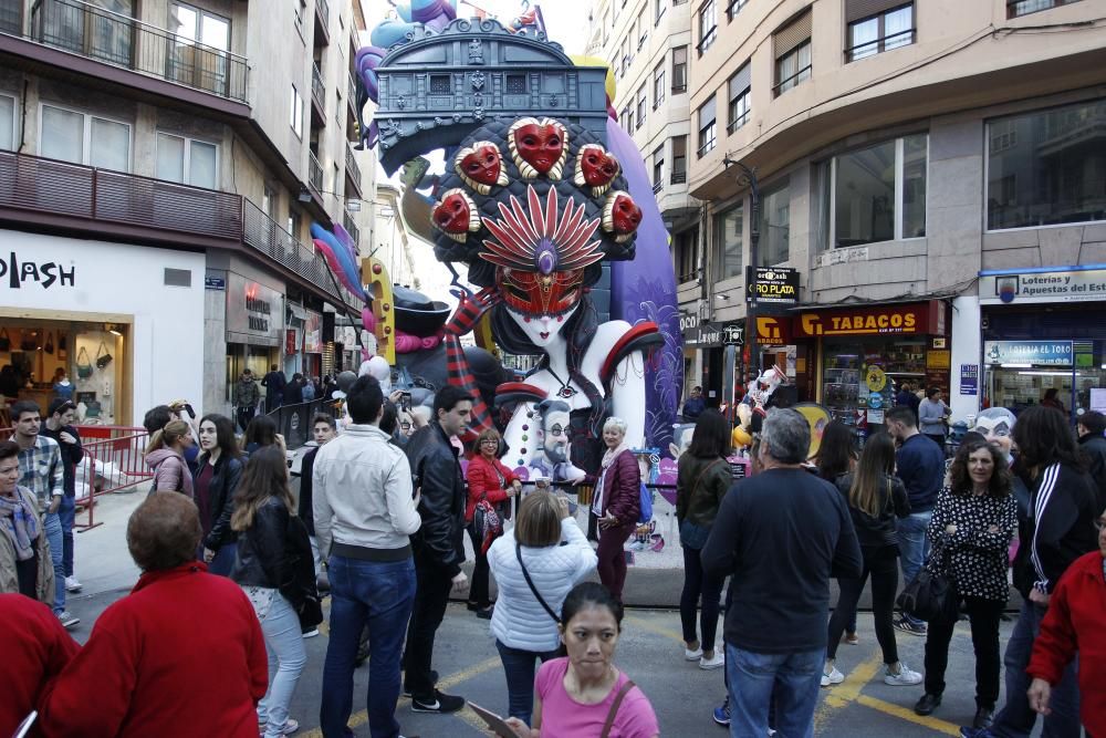 Ambiente fallero en las calles de València