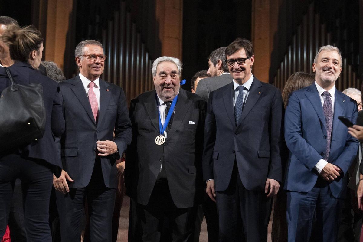El arquitecto Eduardo Souto de Moura ; el president de la Generalitat, Salvador Illa; y el presidente de Portugal, Antonio José Seguro, y el alcalde de Barcelona , Jaume Collboni durante la entrega de la medalla de oro de la Unión Internacional de Arquitectos UIA 2026 a Eduardo Souto de Moura en la Sagrada Familia. Barcelona, 30 de junio de 2026. Fotografía de Ferran Nadeu