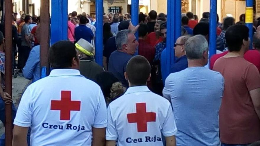 Efectivos de Cruz Roja en un acto taurino en la Vall.