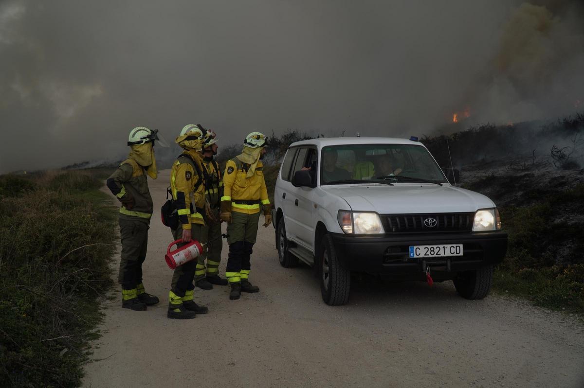Bomberos del equipo de extinción trabajando en Noicela - Carballo.