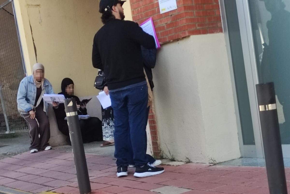 Grupos de personas a las puertas de la sede administrativa de Benavente para tramitar la solicitud.