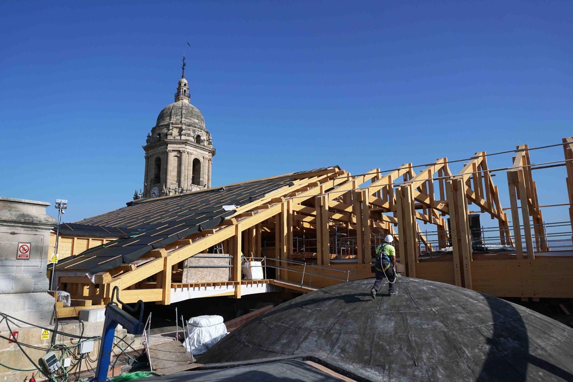 El Cabildo de la Catedral de Málaga realiza una visita guiada a la construcción del nuevo tejado, a cargo del arquitecto, Juan Manuel Sánchez La Chica, para ver el estado de las intervenciones que se vienen realizando