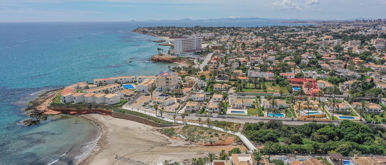 Imagen aérea de Orihuela Costa donde se ubica el patrimonio de suelo urbano municipal.