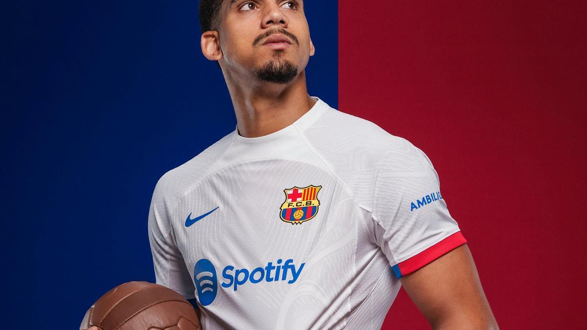 Araujo, con la nueva camiseta blanca del Barça.