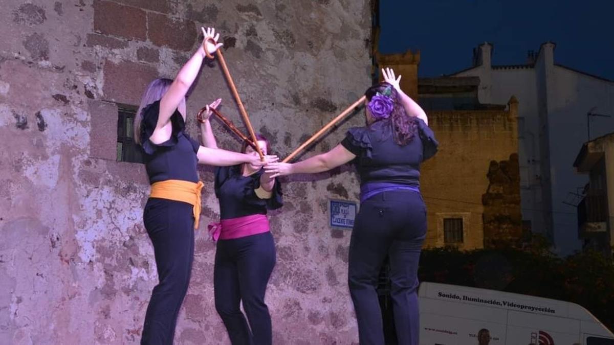 Baile de alumnas de Lunares, que ofrece un espectáculo por Down Plasencia.