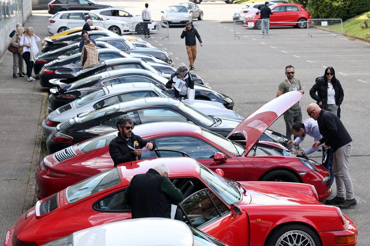 Una hilera de coches Porsche.