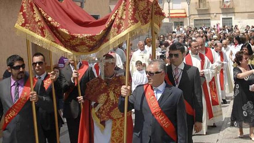 Centenares de personas siguieron al obispo y a la cruz en procesión por las calles Granja de Rocamora.