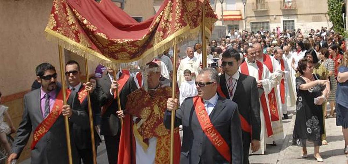 Centenares de personas siguieron al obispo y a la cruz en procesión por las calles Granja de Rocamora.