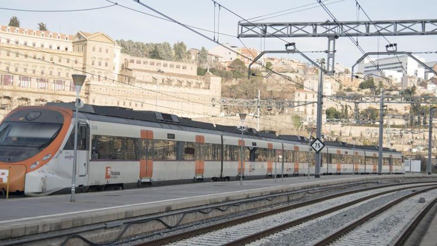 Un tren de rodalies aturat a l&#039;estació de Manresa.