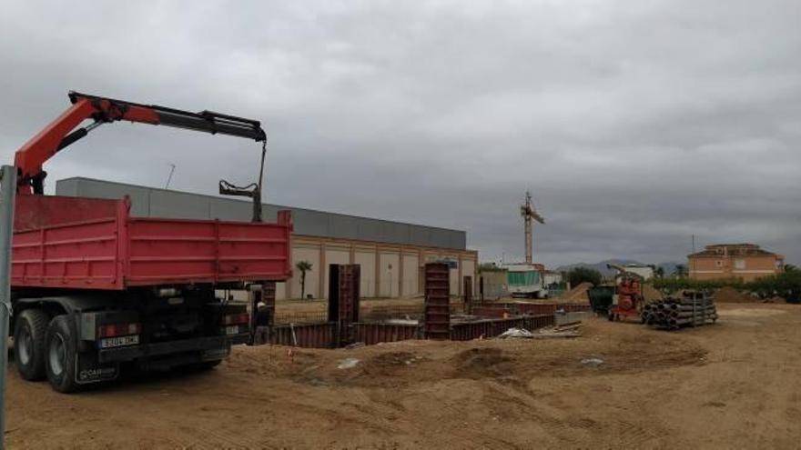 Obras de construcción del nuevo Burger King en la playa de Oliva.