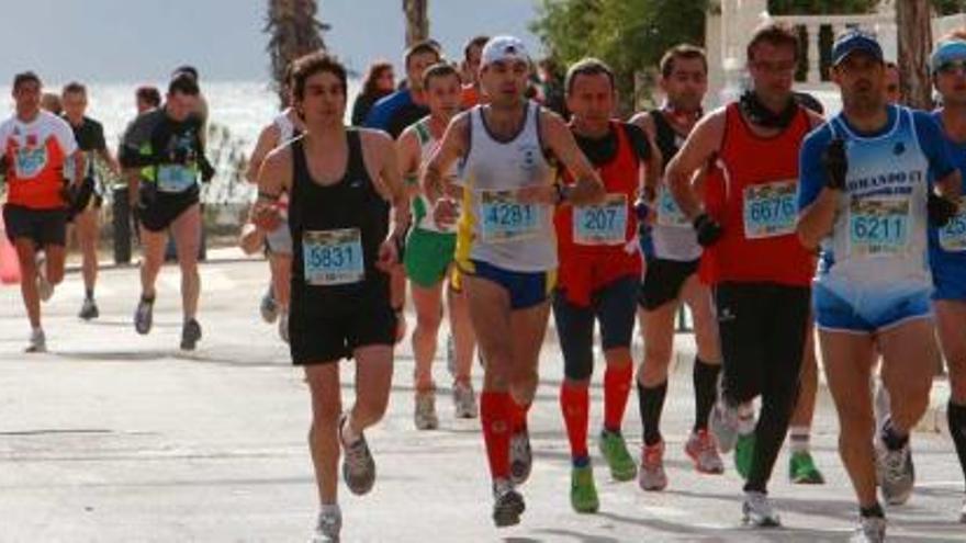 Un grupo de corredores durante su participación en la Mitja Marató de Santa Pola del año pasado.