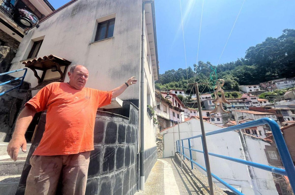 El alcalde de Cudillero señala una reciente rehabilitación en la travesía principal. | mario canteli