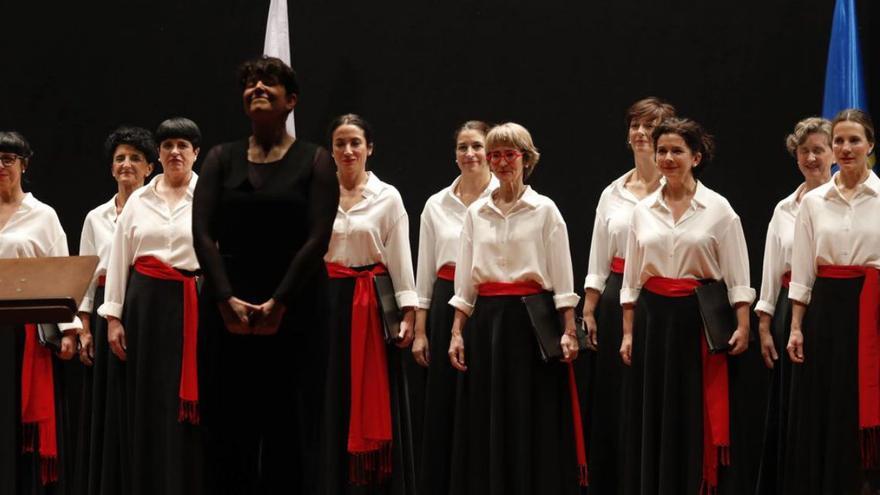 Dos momentos del recital coral, este sábado, en la Casa de Cultura de Avilés.  | MARA VILLAMUZA