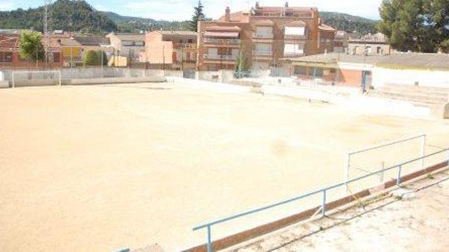 Una imatge de l&#039;estat del camp de futbol de Sant Vicenç de Castellet, envellit i sense gespa