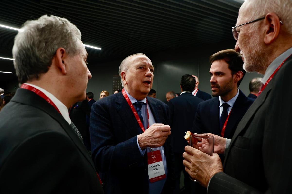 Fernando Roig (Pamesa) dialoga con su hermano Juan (Mercadona), antes de la asamblea.