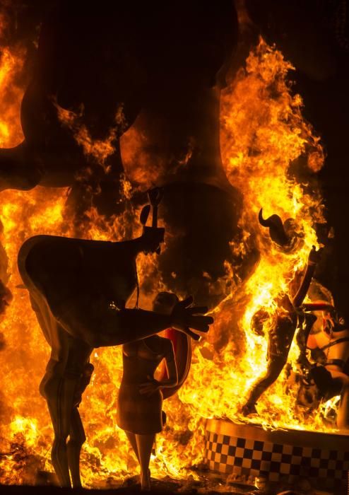 «Amor-Dolor», primer premio de la categoría Especial, arde pasada la una de la mañana bajo la atenta mirada de cientos de personas y una comisión emocionada