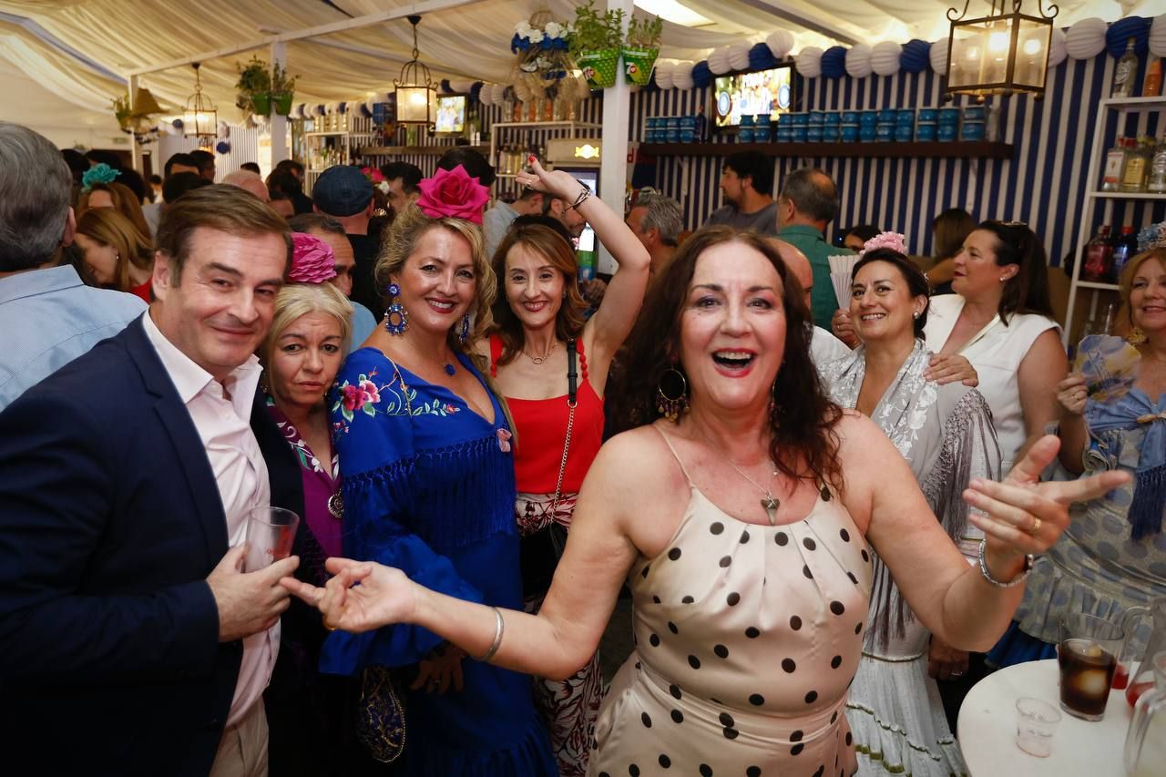 El tardeo se impone en las casetas de la Feria de Córdoba para disfrute de propios y extraños