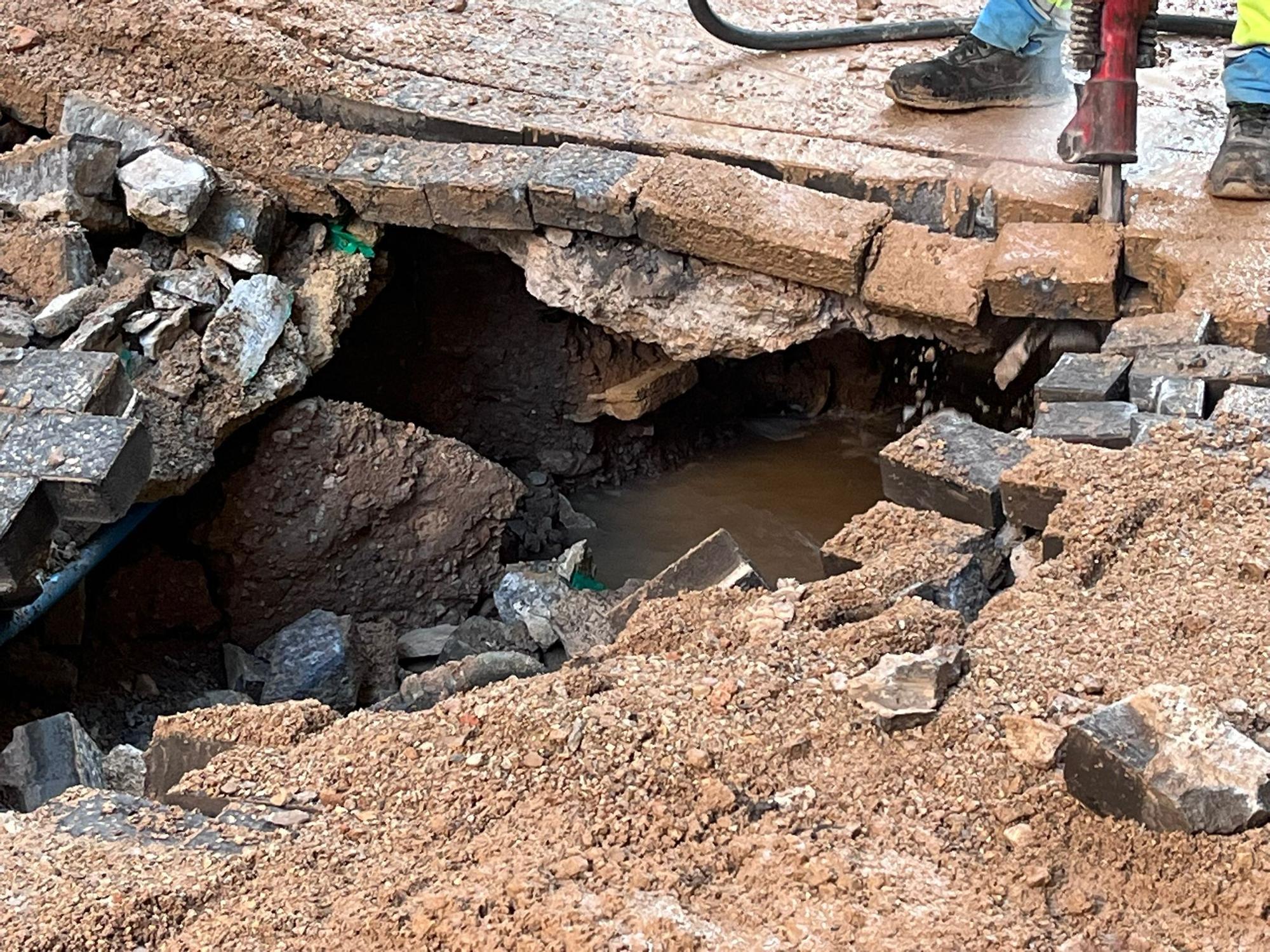 La rotura de una tubería inunda la calle Olmos