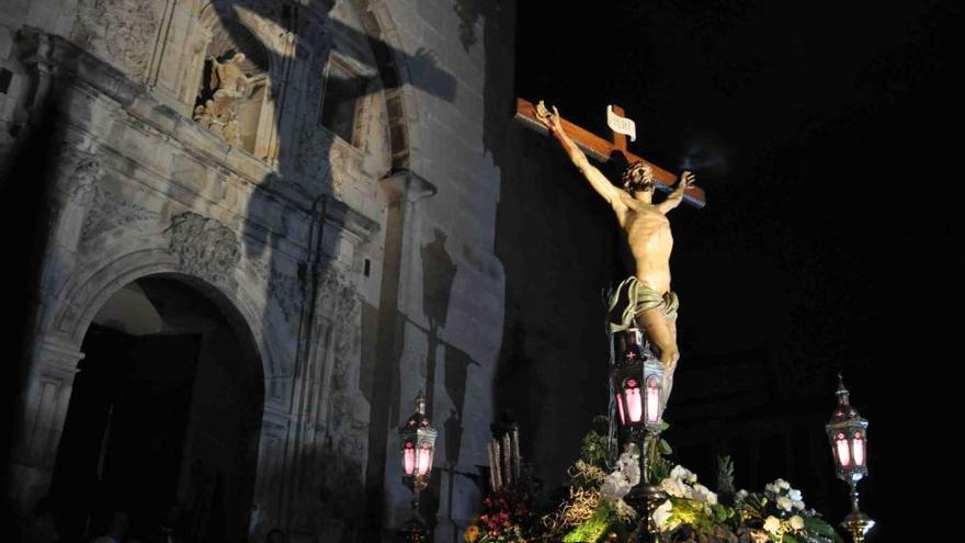 El Santísimo Cristo de la Agonía, a las puertas de la Basílica.