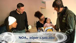Pau y Pati Pla entregan el carné a la pequeña Noa, la ’súper’ número 1.500.000 del ’Club Super 3’.