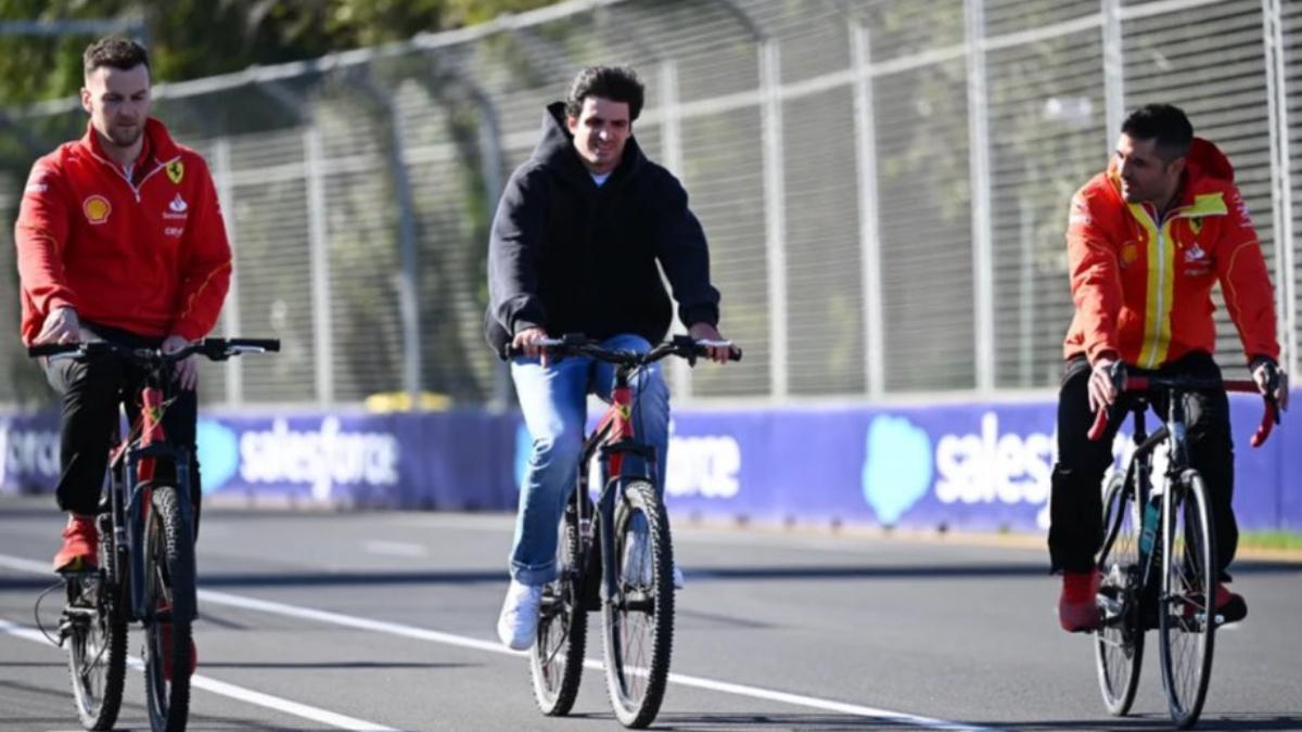 Carlos Sainz, reconociendo la pista de Albert Park en bicicleta este miércoles