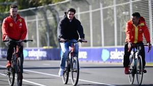 Carlos Sainz, reconociendo la pista de Albert Park en bicicleta este miércoles