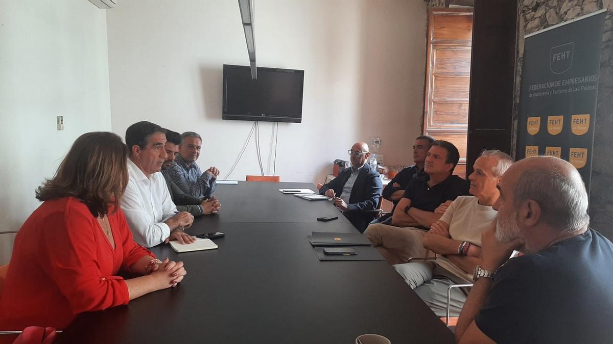 Imagen de la reunión mantenida este jueves con la Federación de Empresarios de Hostelería y Turismo de Las Palmas (FEHT).